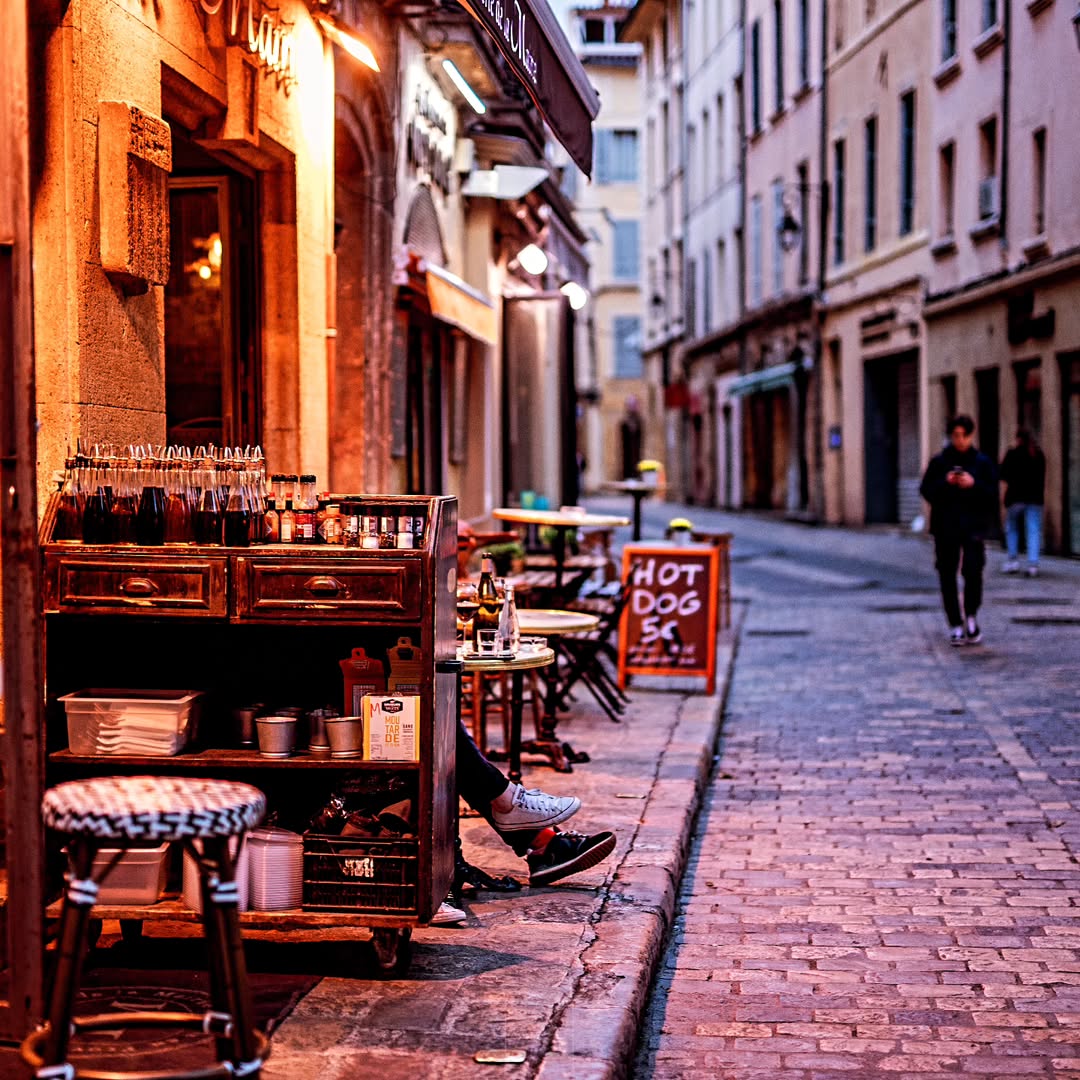 Terrasse en après-midi, soleil sur les pavés