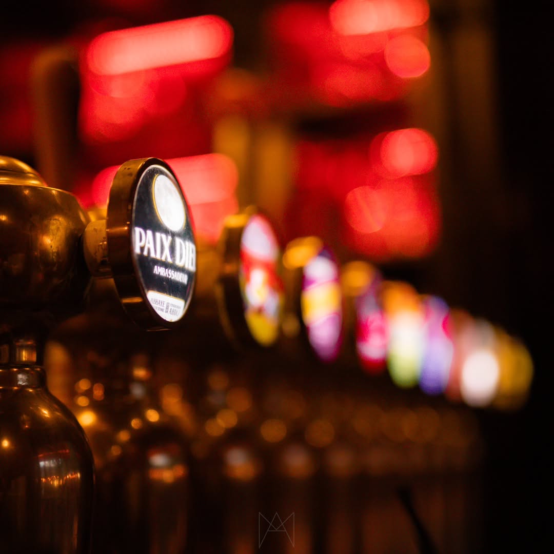 Tireuses à bière en laiton, ambiance chaleureuse du bar