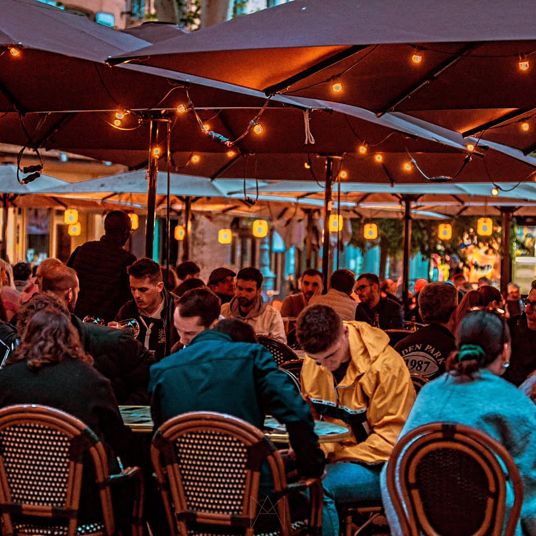 Terrasse de nuit, guirlandes lumineuses et ambiance conviviale
